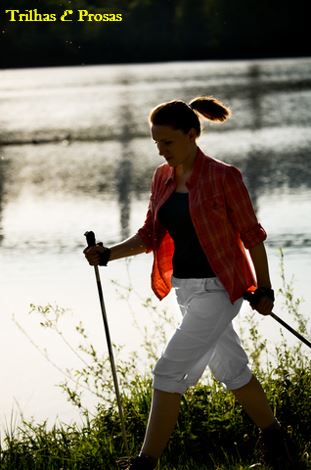 mulher fazendo caminhada nordica
