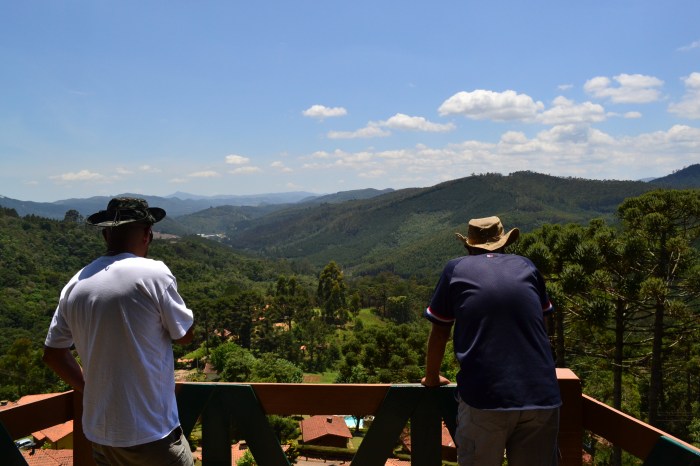 wagnao e de admirando paisagem no mirante